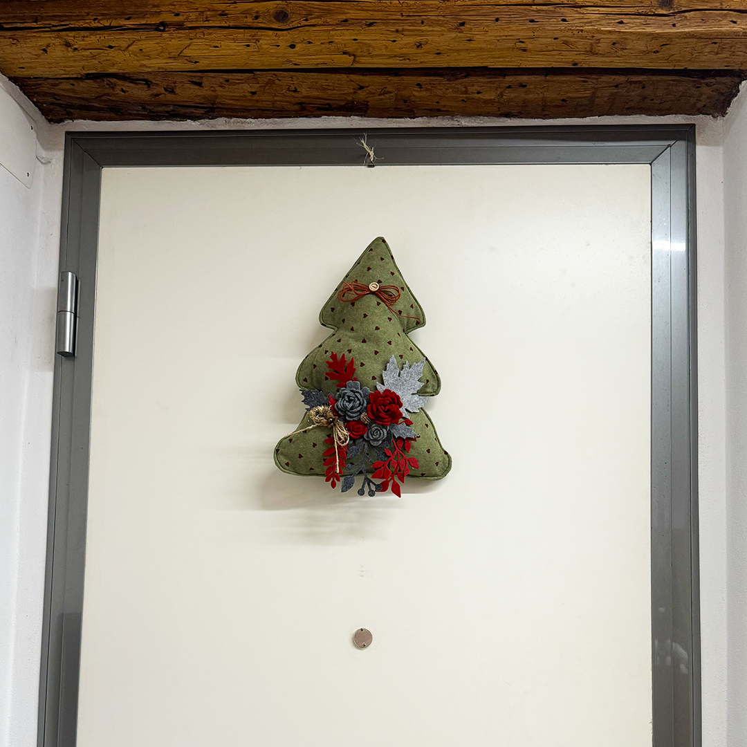 alberelli di natale fatti a mano da appendere alla porta pannolenci
